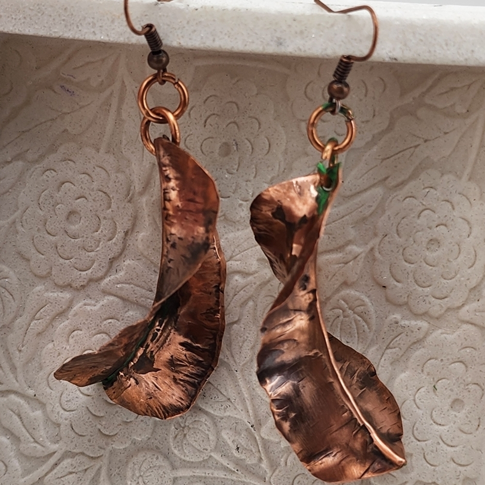 COPPER HAMMERED LEAVES & GREEN PATINA DANGLING EARRINGS - Picture 6 of 10